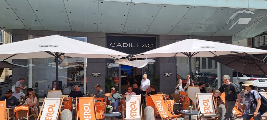 Nur schwer als Autohaus zu erkennen: Cadillac Hamburg in der Poststraße (Nähe Jungfernstieg) 